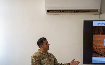 U.S. Solders Instruct SDF Wardens Course