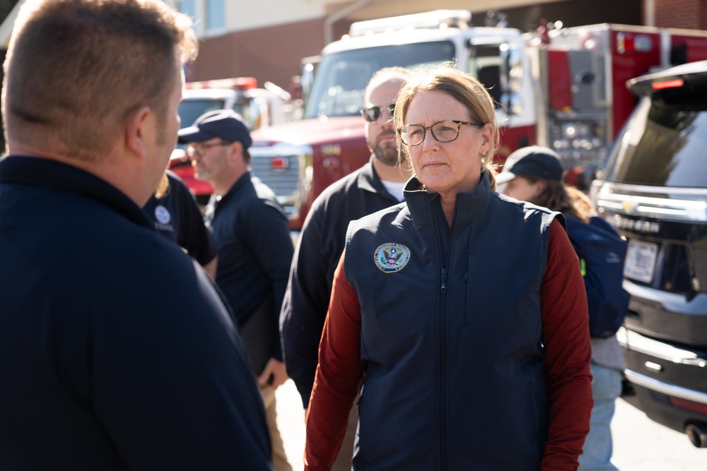 FEMA Administrator Visits Staff at Disaster Recovery Center