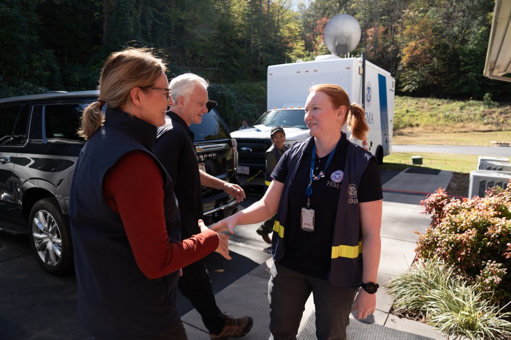 FEMA Administrator Visits Staff at Disaster Recovery Center