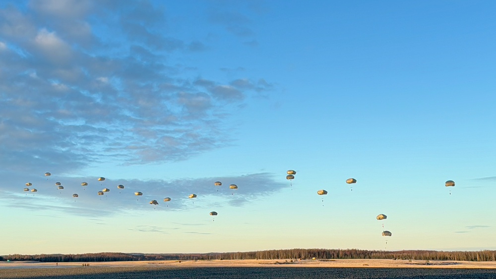 Arctic Angels conduct largest airborne operation into Alaska part of Arctic Aloha