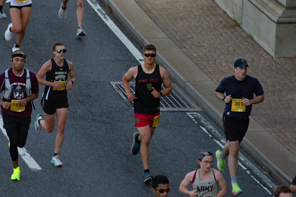 Fort Riley Competes in the Army Ten-Miler