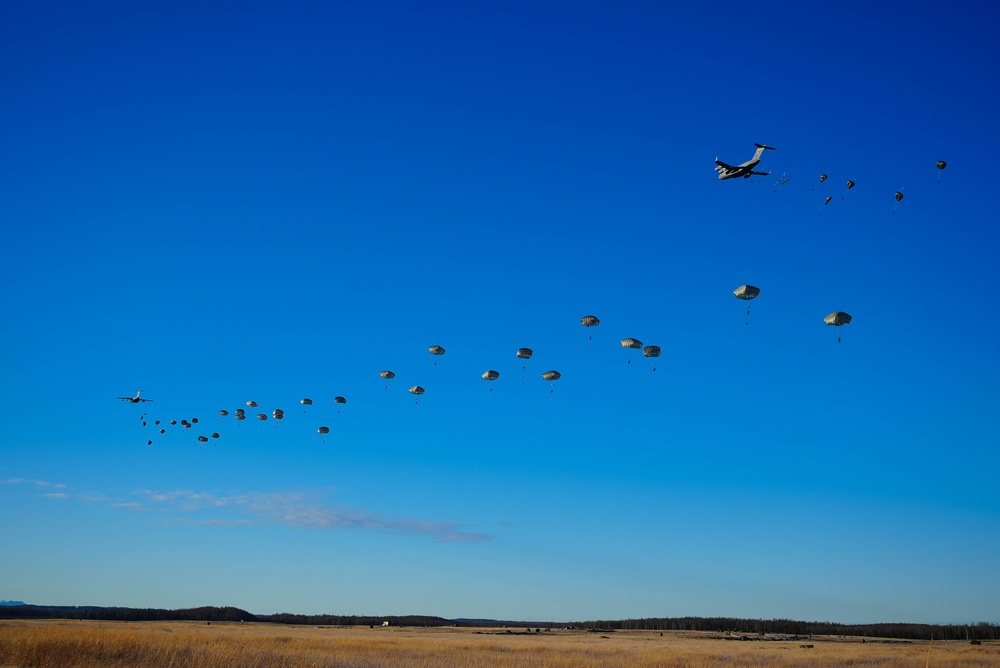 2nd IBCT, 11th Airborne Division completes their final jump over Alaska during Arctic Aloha