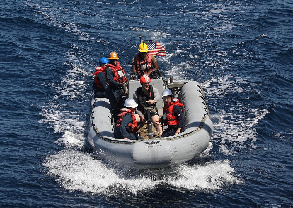 USS Dewey (DDG 105) Conducts Search and Rescue Swimmer Drill While Operating in the Bay of Bengal