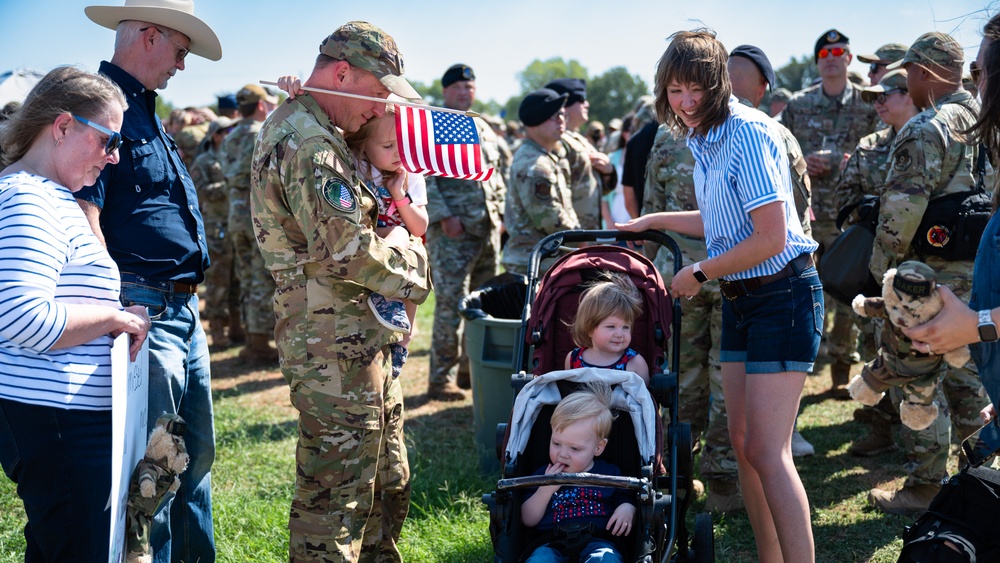 Dyess welcomes home deployed Airmen