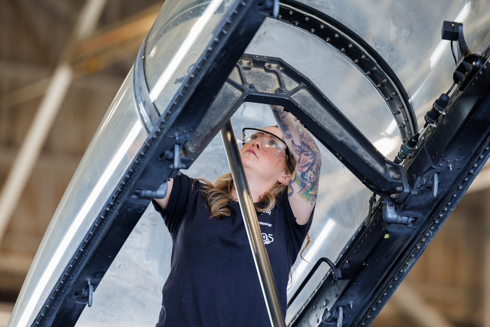 Maintainer works on a F-16D