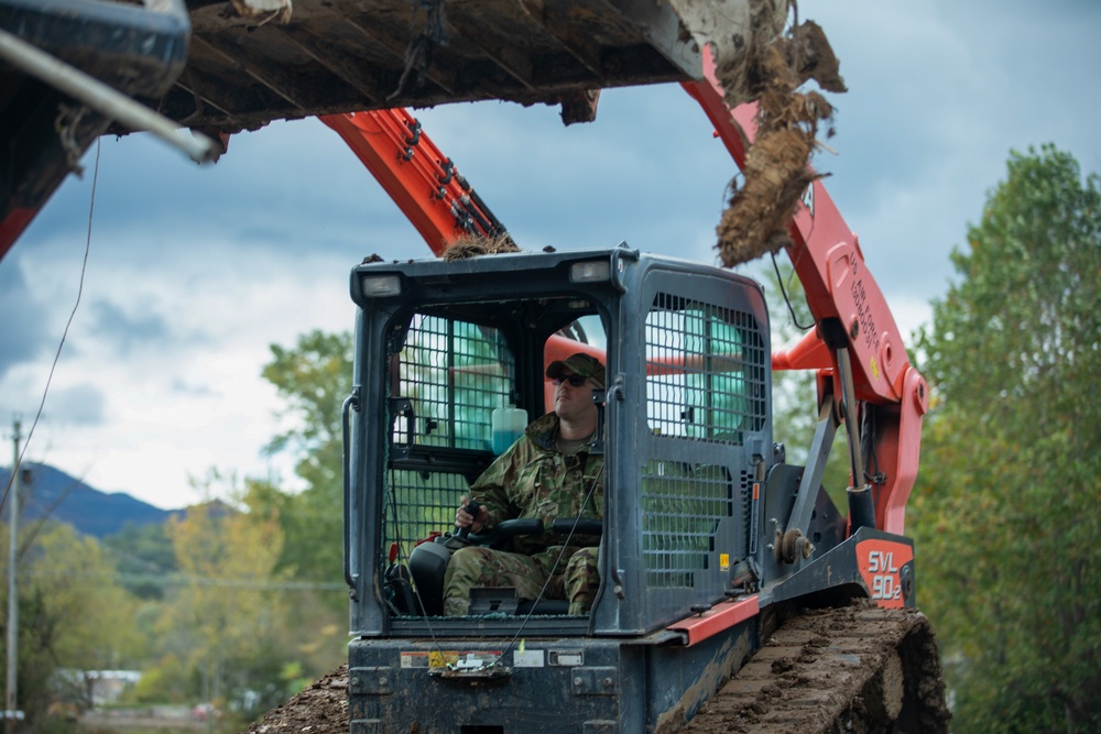 Tennessee Guardsmen continue efforts in Hampton and Roan Mountain, Tennessee