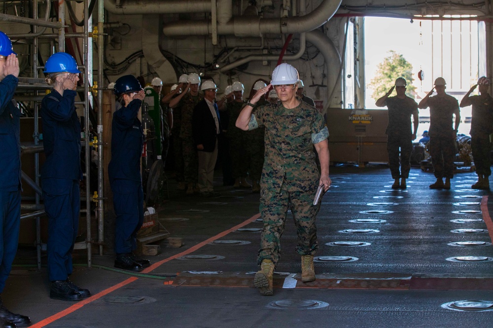 MARFORCOM visits USS Kearsarge (LHD 3)