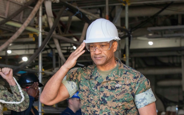 MARFORCOM visits USS Kearsarge (LHD 3)