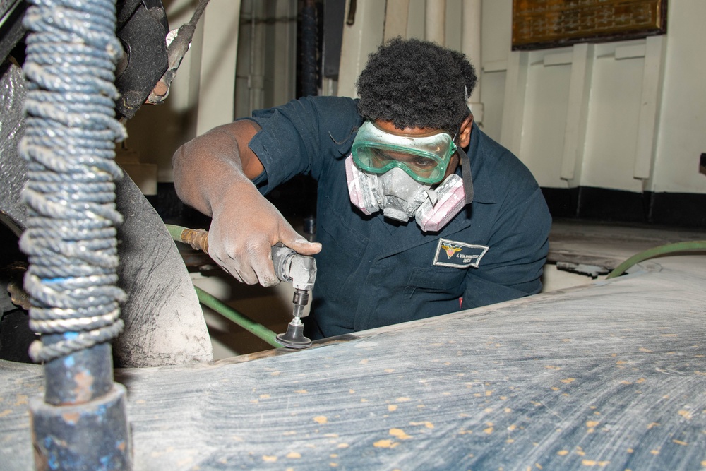 USS Carl Vinson (CVN 70) Sailors Conducts Deck Preservation Maintenance