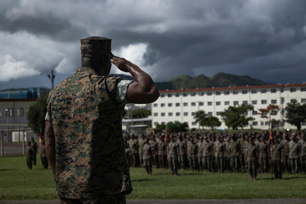 31st MEU Commanding Officer awards Marines in MAGTF Formation