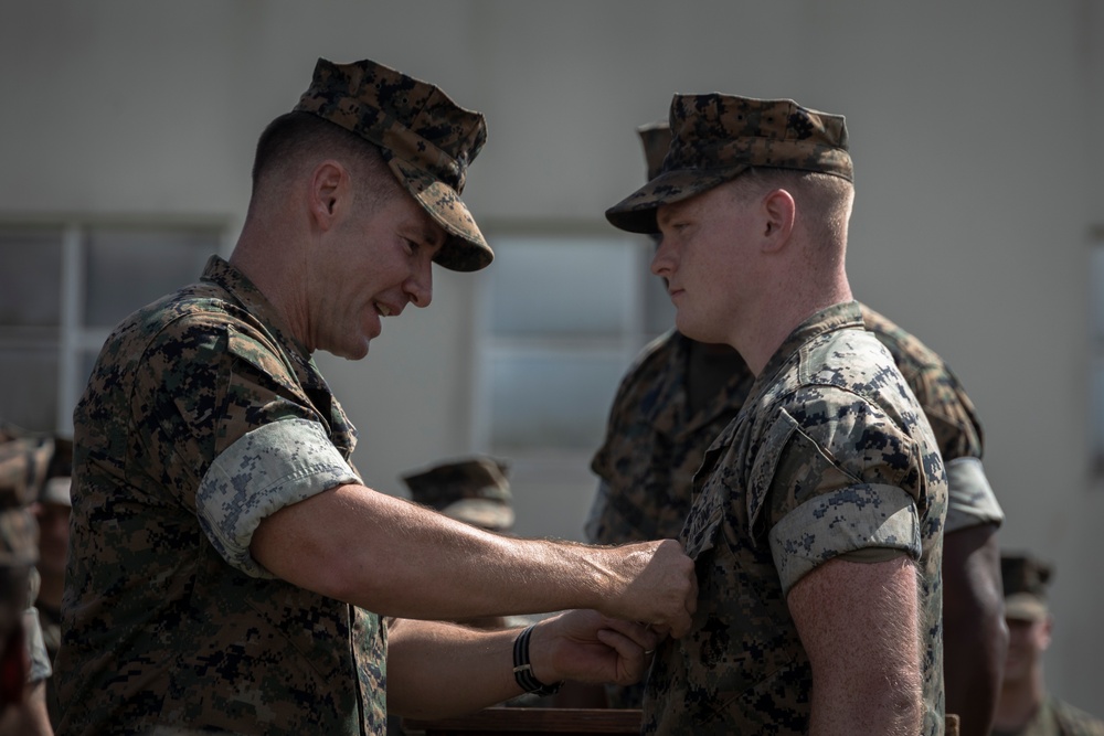 31st MEU Commanding Officer awards Marines in MAGTF Formation