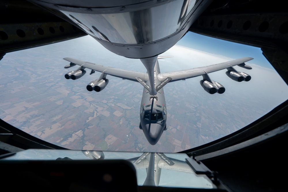 Indiana civic leaders experience refueling mission