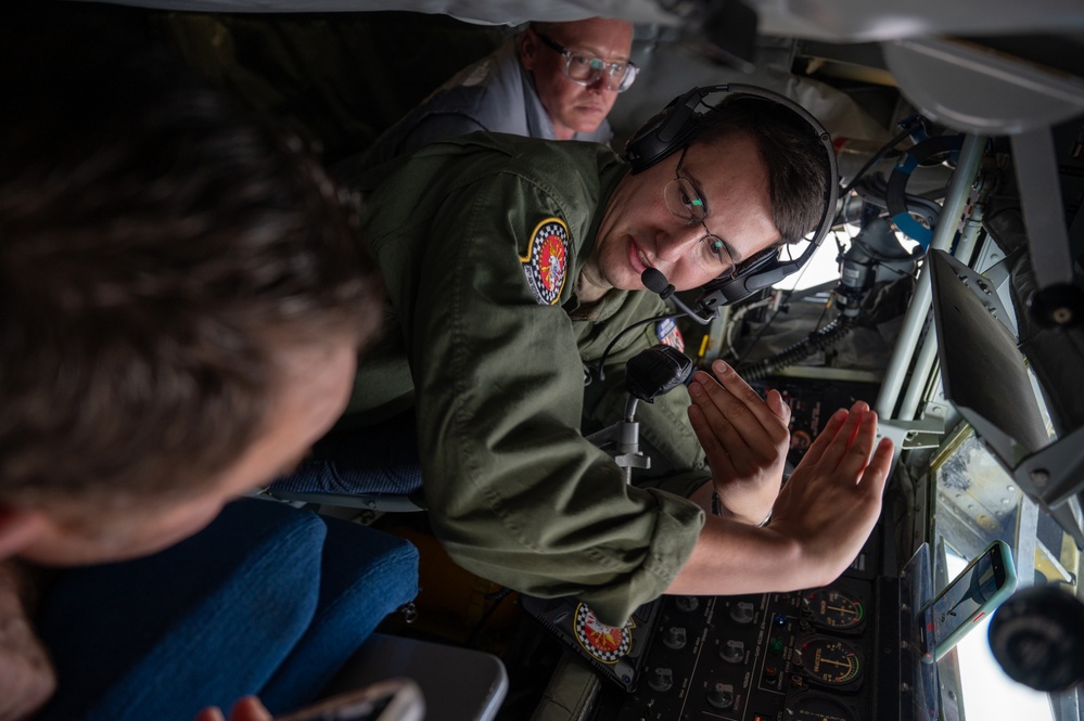Indiana civic leaders experience refueling mission