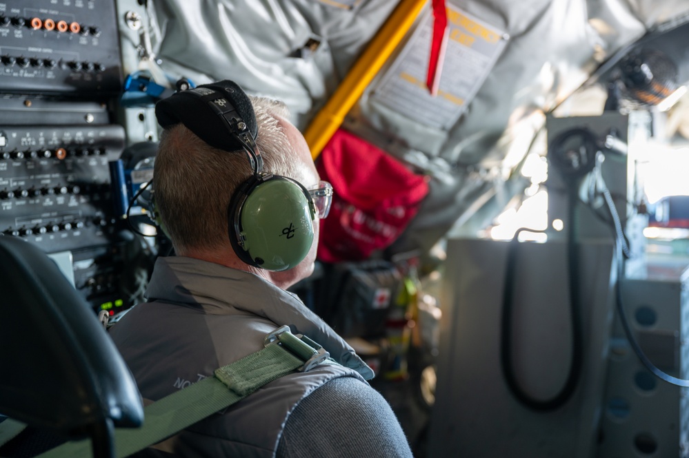 Indiana civic leaders experience refueling mission