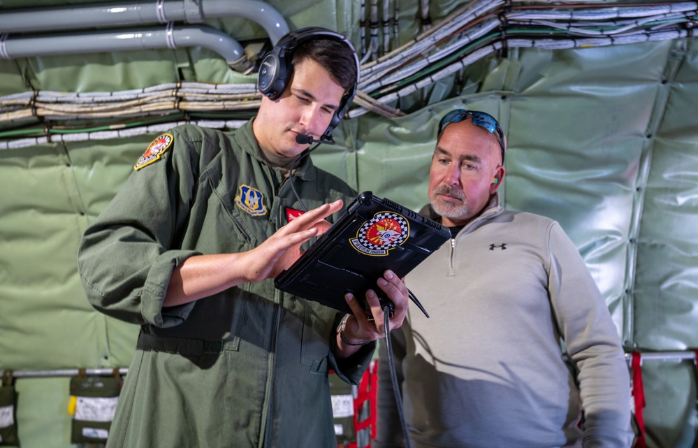 Indiana civic leaders experience refueling mission