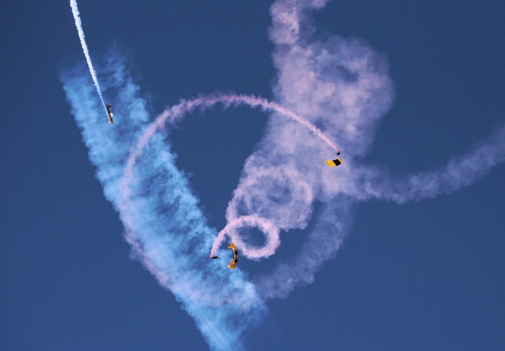 Army Golden Knights Parachute Team Thrills A Crowd of Thousands at Amigo Airshoo