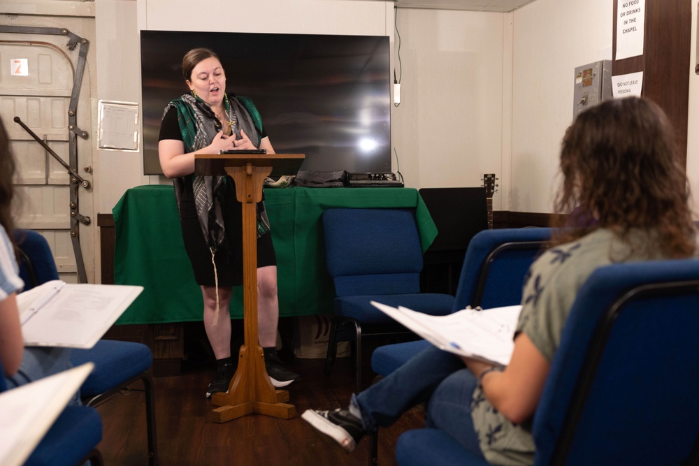 Wasp Hosts Jewish Cantor for Yom Kippur