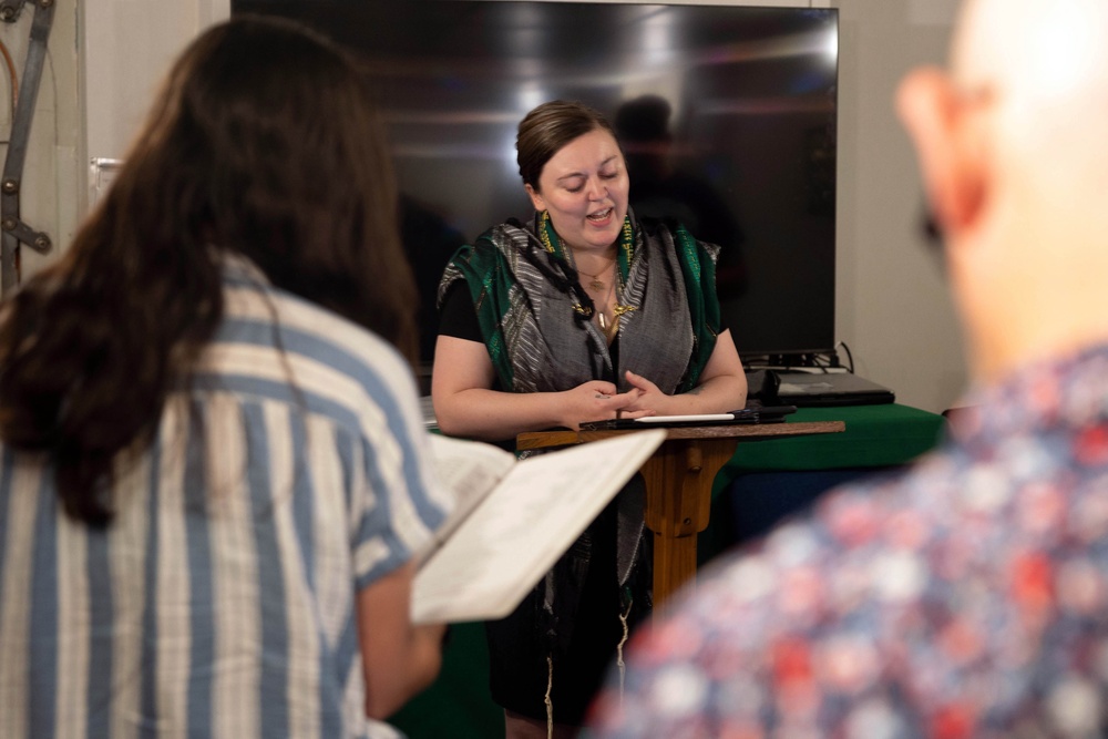 Wasp Hosts Jewish Cantor for Yom Kippur