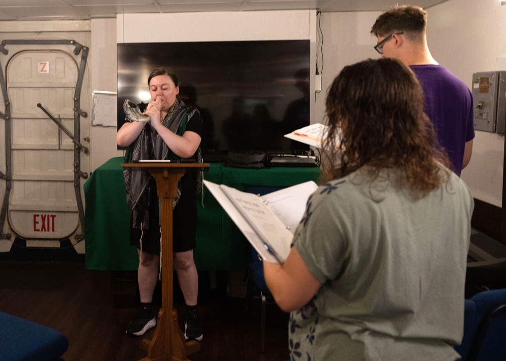 Wasp Hosts Jewish Cantor for Yom Kippur