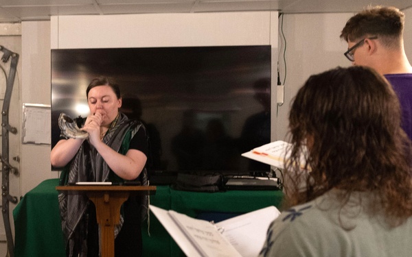 Wasp Hosts Jewish Cantor for Yom Kippur