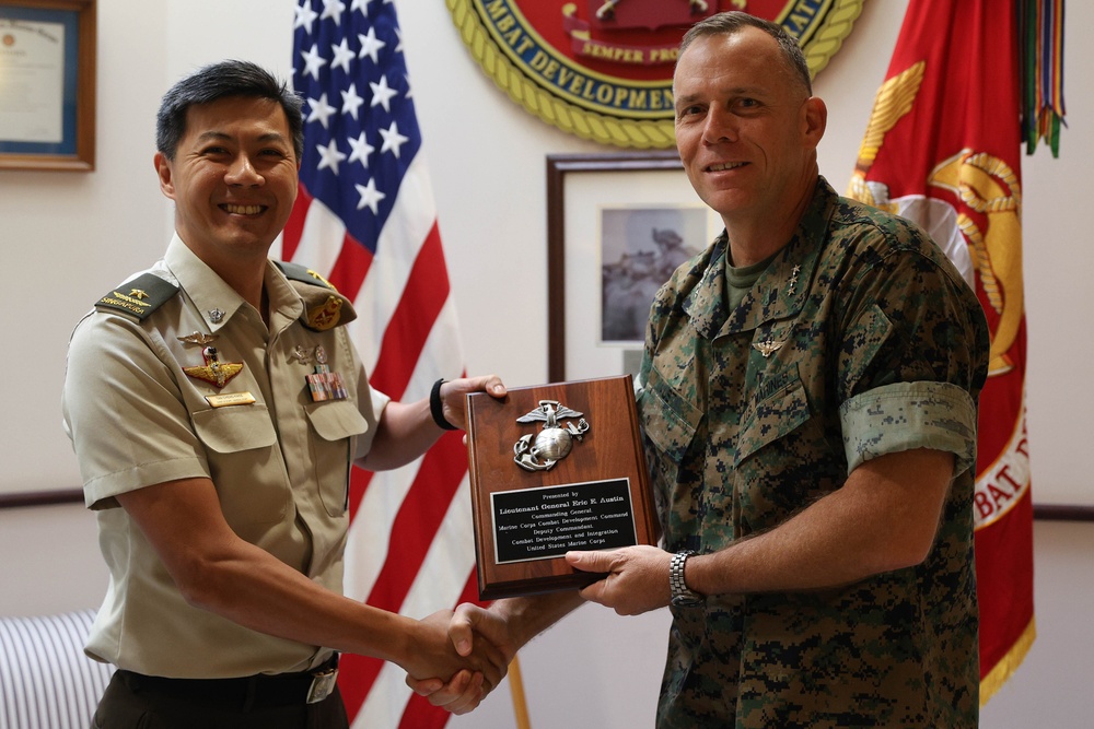 Singapore Army Chief of Staff visits Combat Development and Integration