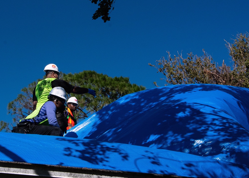 DVIDS Images USACE ‘Blue Roof’ installs begin in Sarasota at record
