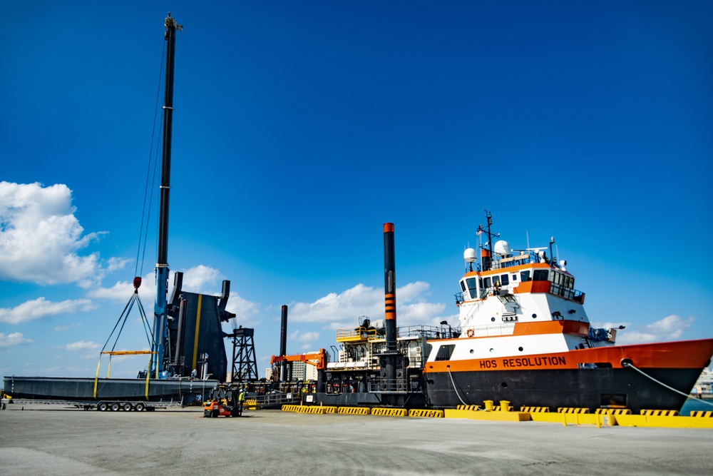 Stern Landing Vessel arrives at Naha Military Port