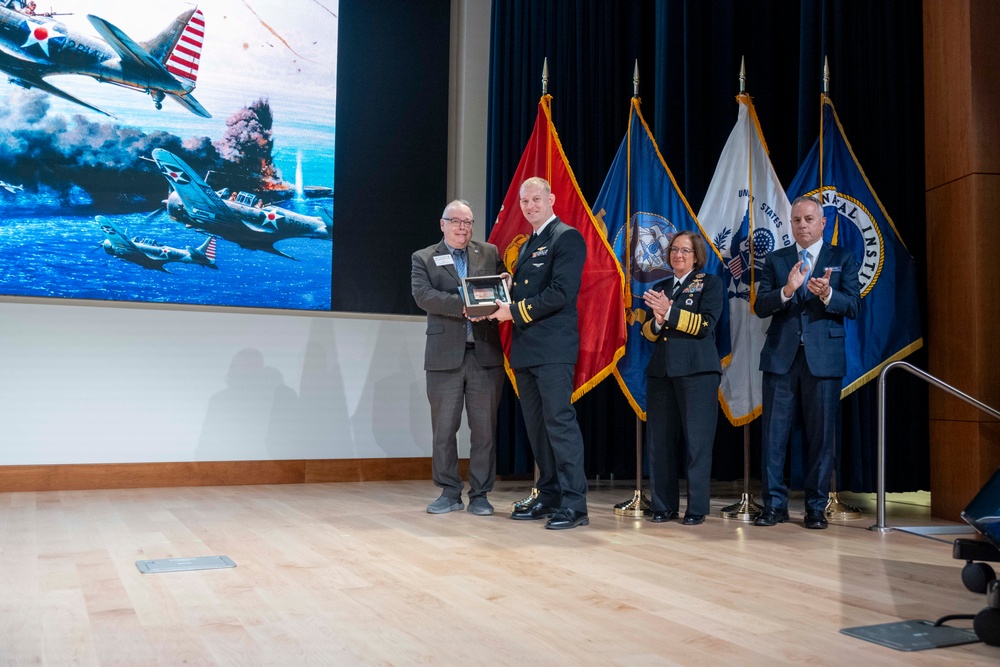 CNO Attends Naval History Essay Award Presentation