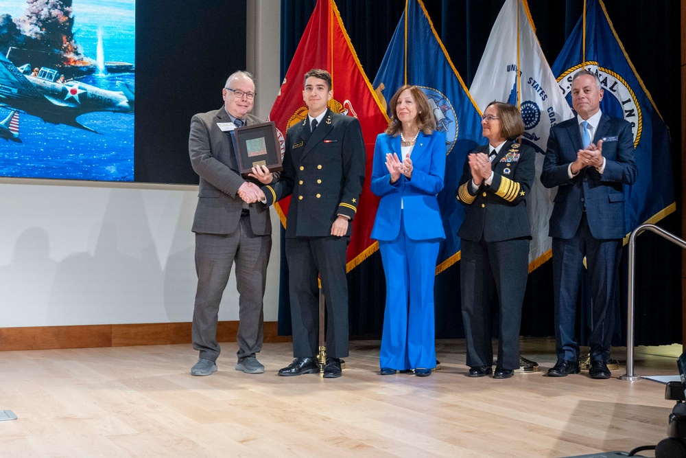 DVIDS Images CNO Attends Naval History Essay Award Presentation [Image 9 of 20]