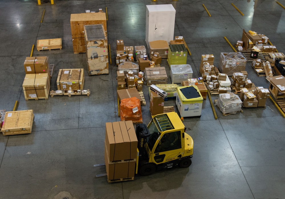 436th APS helps move DeCA consumables to USEUCOM