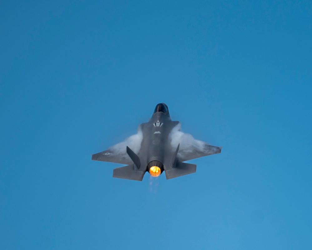 F-35 Demo Team practices for Jacksonville Airshow