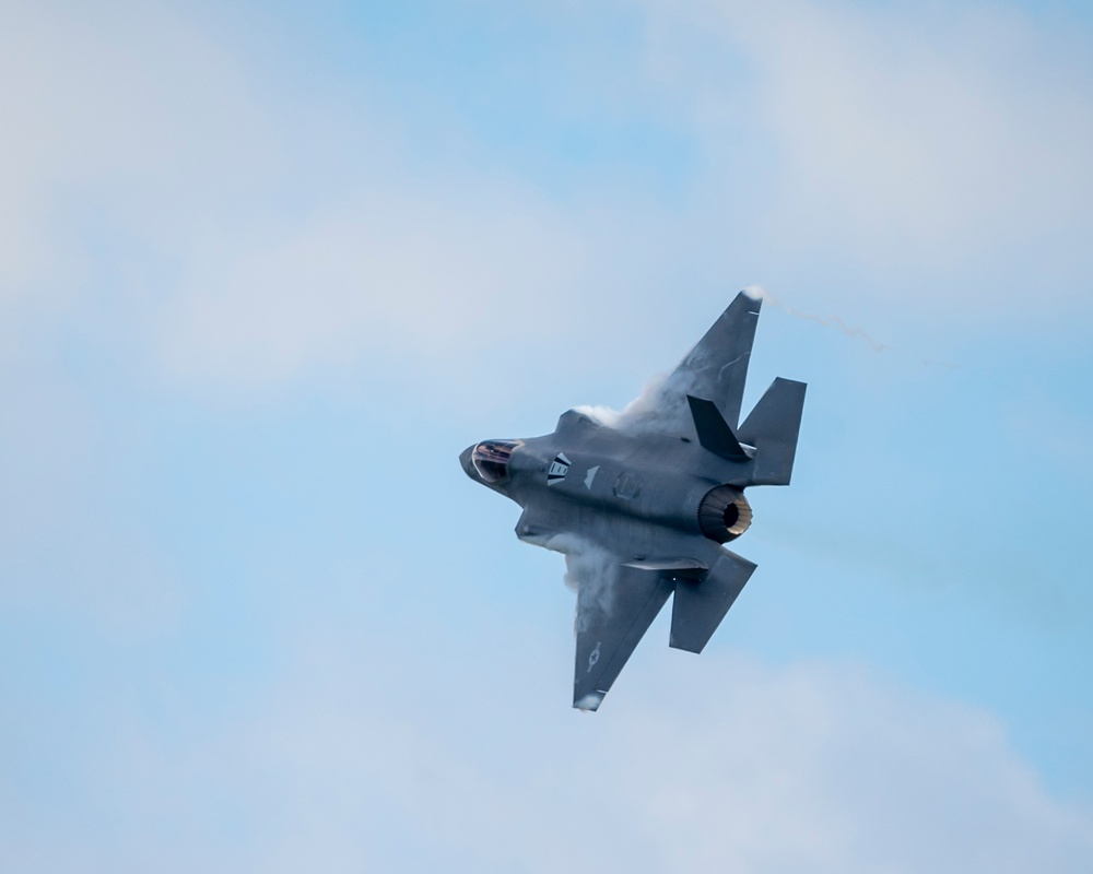 F-35 Demo Team practices for Jacksonville Airshow