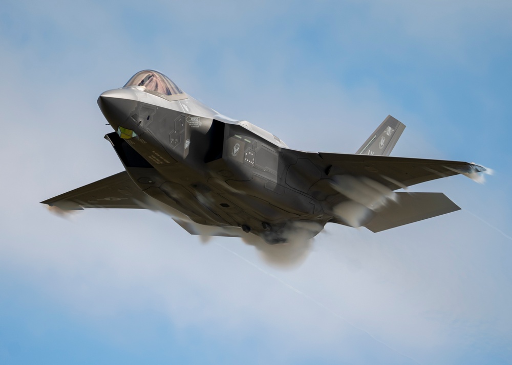 F-35 Demo Team practices for Jacksonville Airshow