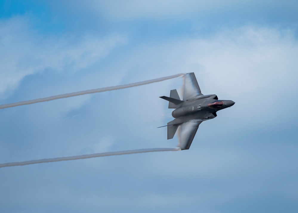 F-35 Demo Team practices for Jacksonville Airshow