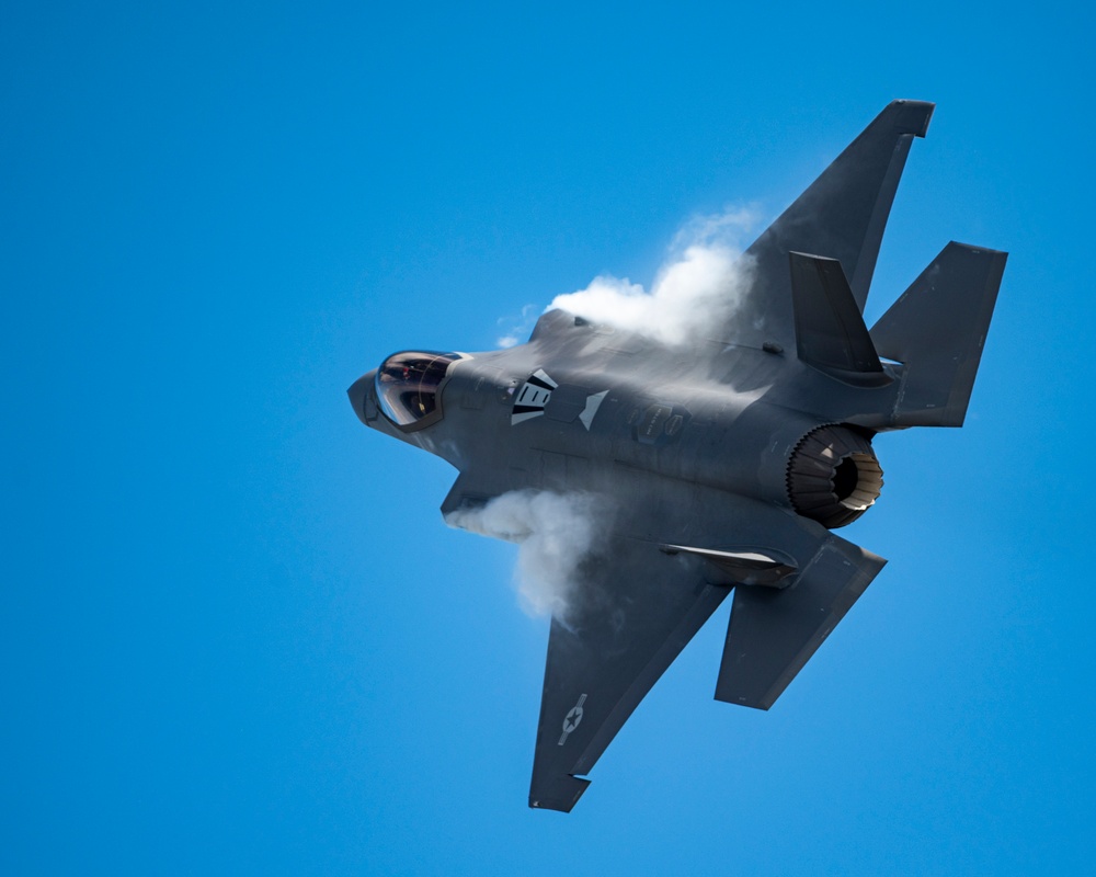 F-35 Demo Team practices for Jacksonville Airshow