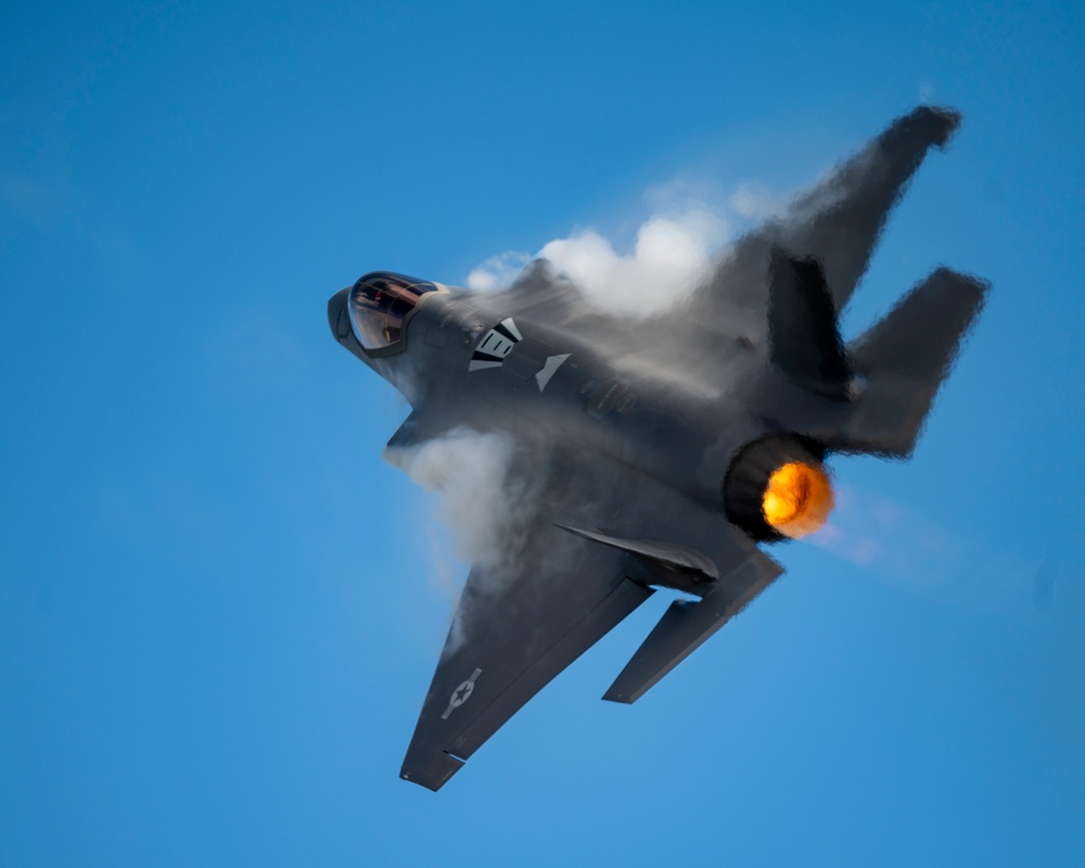 F-35 Demo Team practices for Jacksonville Airshow