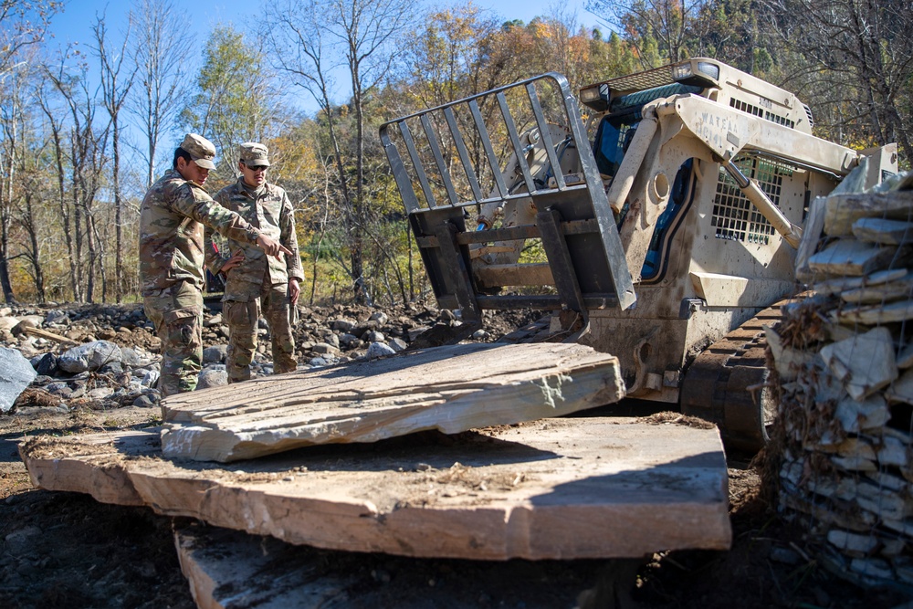 161st Engineer Support Company (Airborne) removes debris