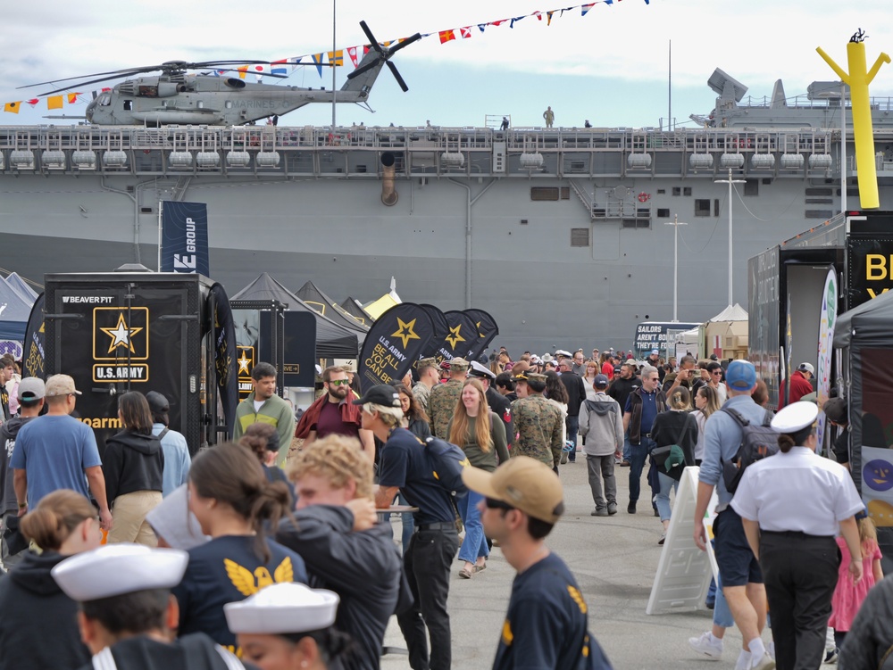 Army Introduces itself during San Francisco Fleet Week