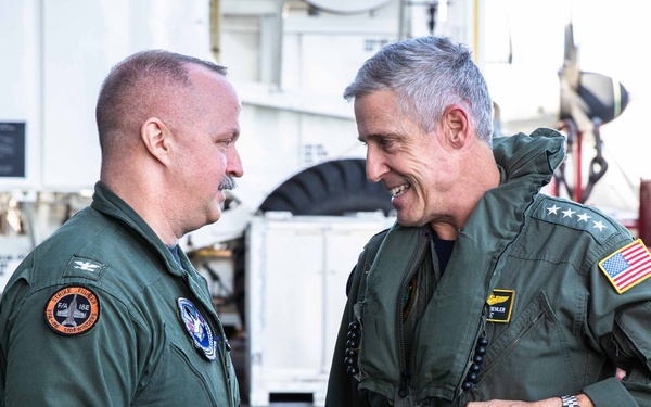 Commander, U.S. Pacific Fleet visits USS George Washington