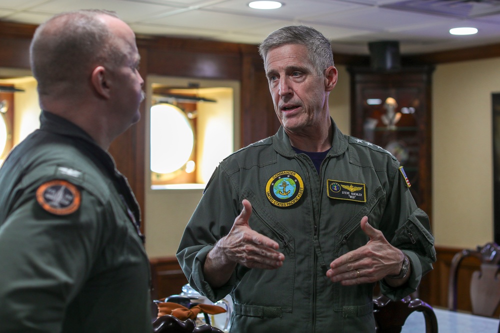 Commander, U.S. Pacific Fleet visits USS George Washington