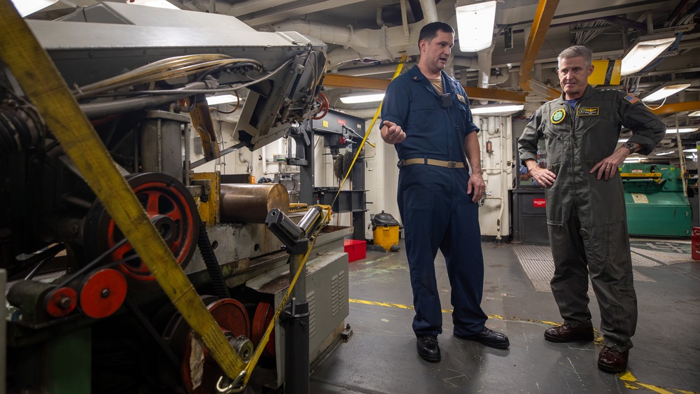 Commander, U.S. Pacific Fleet visits USS George Washington