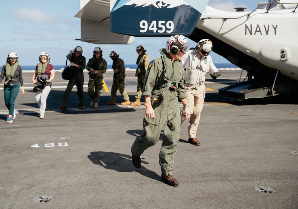 Commander, U.S. Pacific Fleet visits USS George Washington.