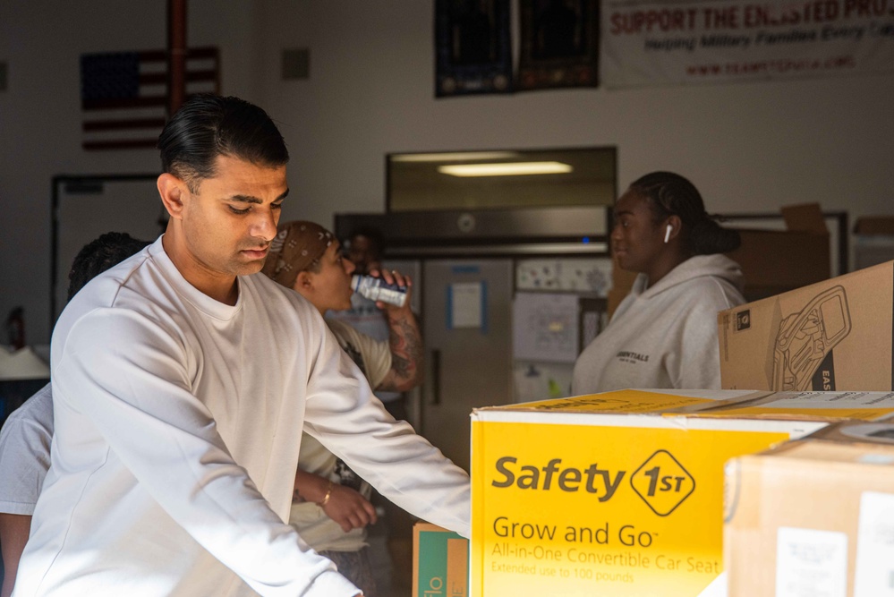 USS Ronald Reagan (CVN 76) Sailors volunteer during a community relations event