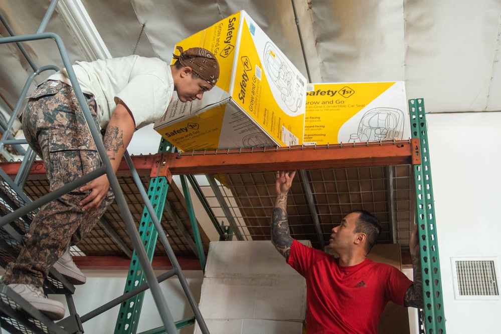 USS Ronald Reagan (CVN 76) Sailors volunteer during a community relations event