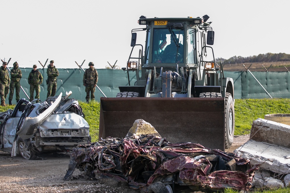 Multinational soldiers assigned to NATO-led KFOR mission conduct FOM-D and CRC training