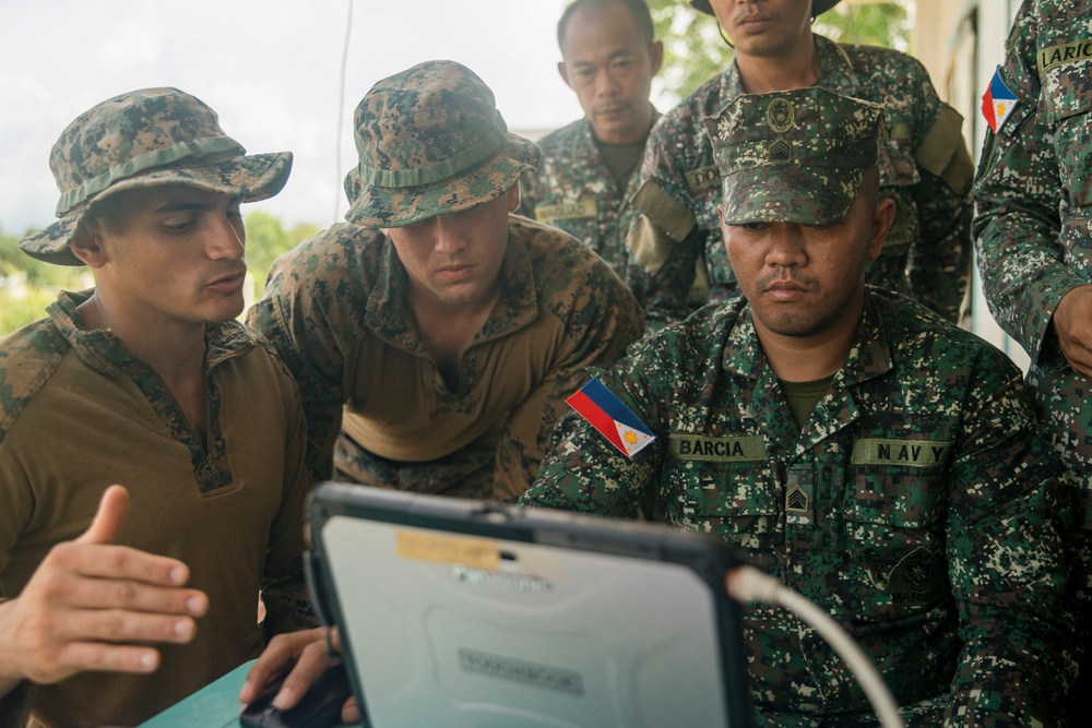 KAMANDAG 8: 15th MEU Continues UAS Exchange with Philippine Counterparts