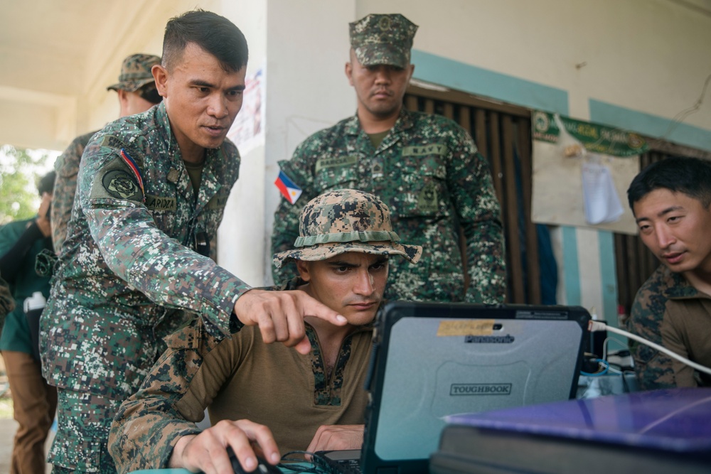 KAMANDAG 8: 15th MEU Continues UAS Exchange with Philippine Counterparts