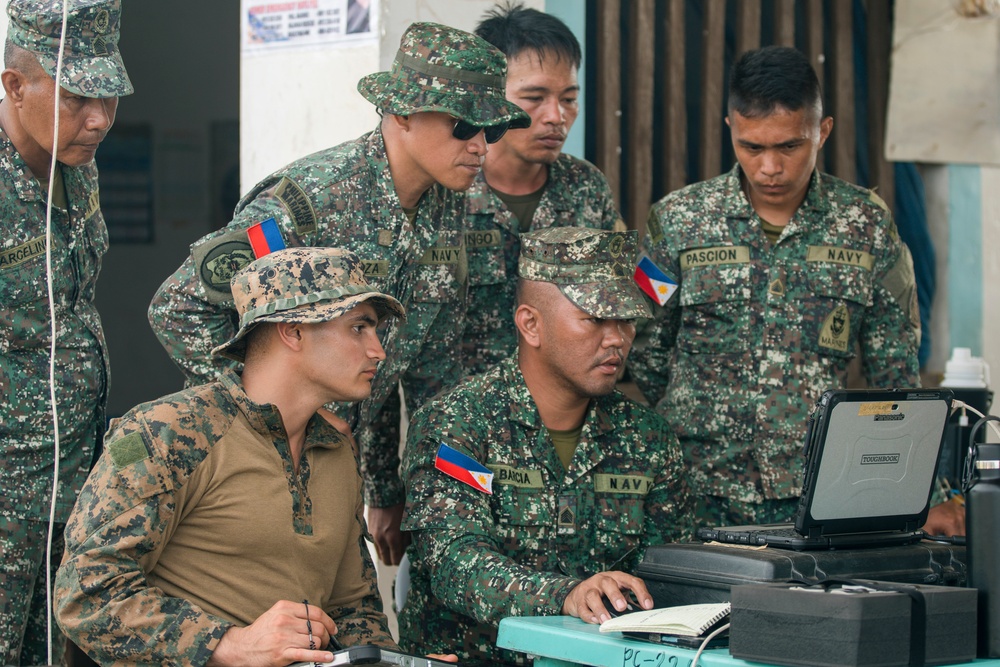 KAMANDAG 8: 15th MEU Continues UAS Exchange with Philippine Counterparts