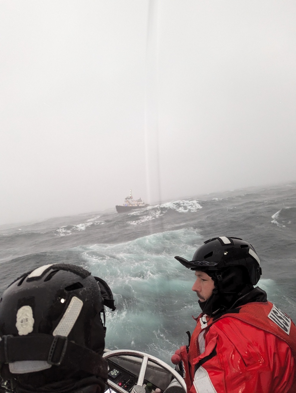 Coast Guard rescues 5 from tug after loss of steering off the coast of Washington