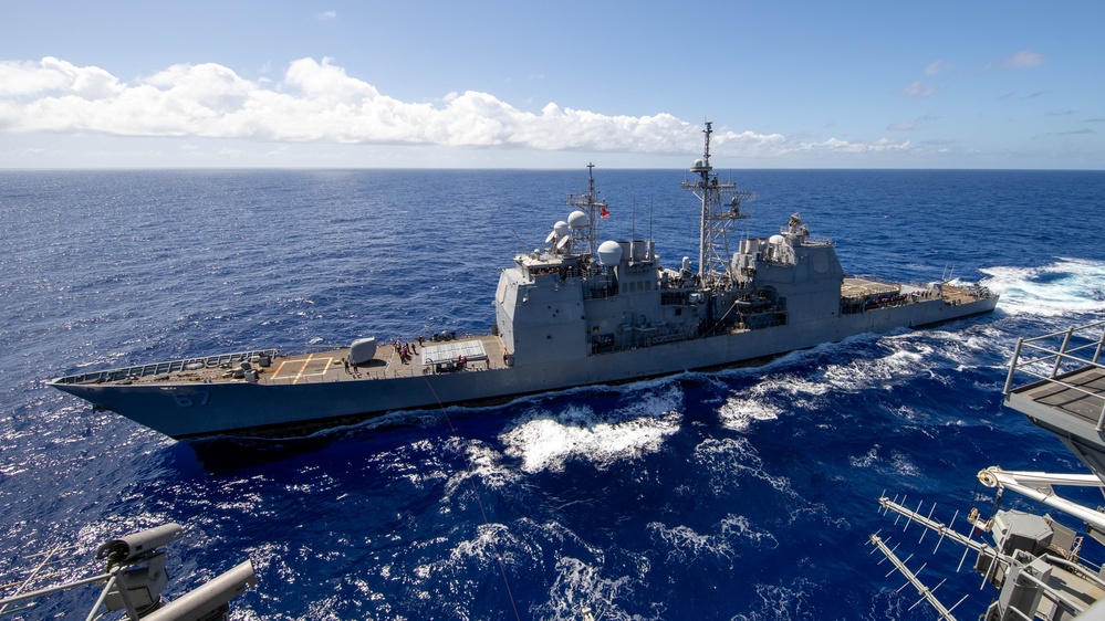 USS George Washington conducts fueling-at-sea with USS Shiloh